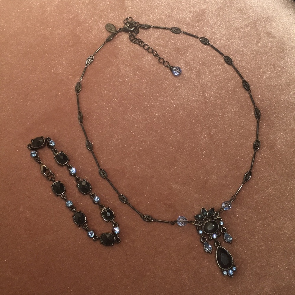 ELEGANT AND UNIQUE NECKLACE AND BRACELET SET